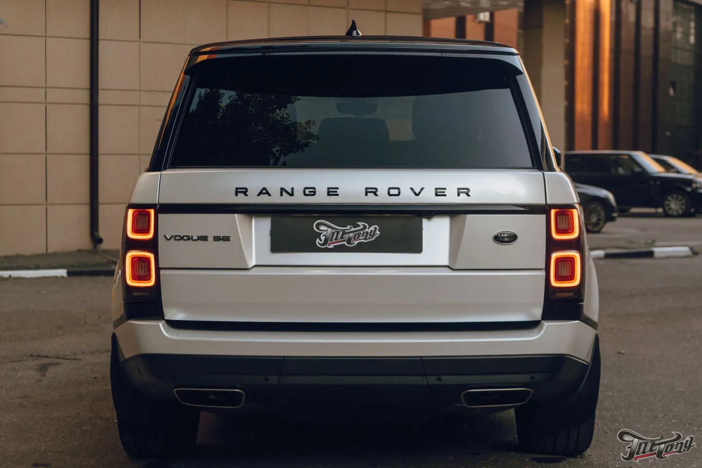 Range Rover Vogue SE в шикарном перламутровом виниле!